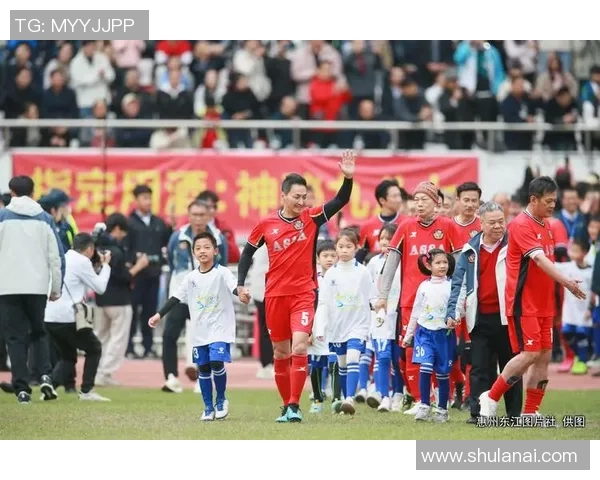 成都足球队状态引发热议球迷对表现褒贬不一的背后原因分析 成都足球队状态引发热议球迷对表现褒贬不一的背后原因分析