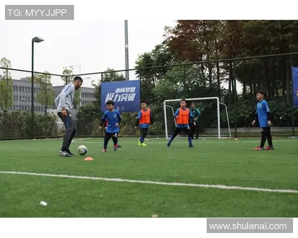 成都足球队的成长之路:挑战赛背后的拼搏与梦想 成都足球队的成长之路:挑战赛背后的拼搏与梦想