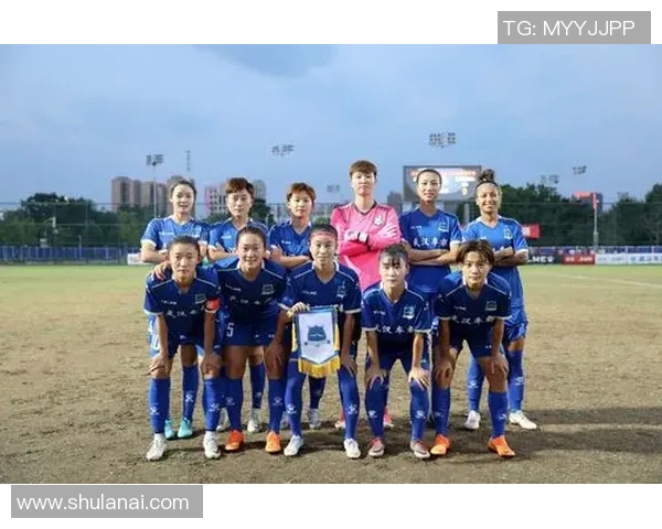 我国足球明星的妻子们：她们背后的故事与风采展现