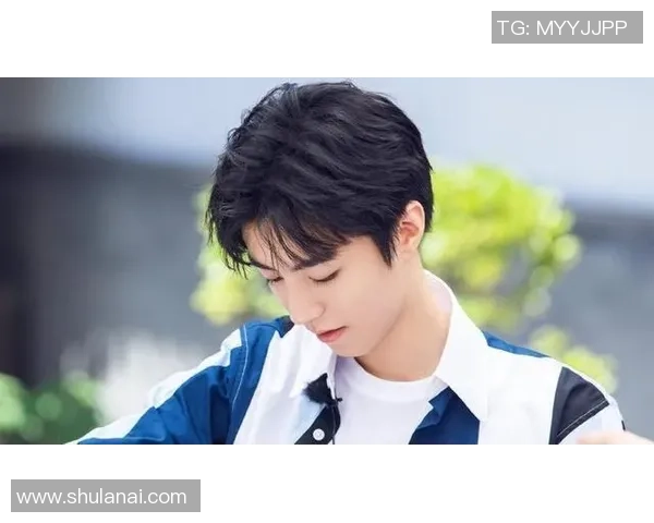 戴发夹的足球明星展现独特风格与个性魅力的运动之旅