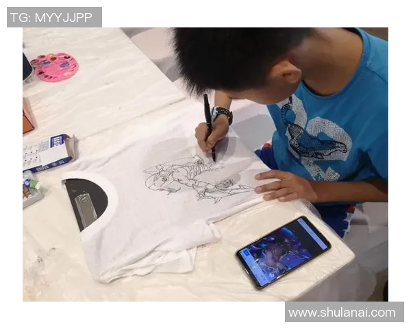 手绘T恤展现足球明星魅力与女孩青春活力的完美结合
