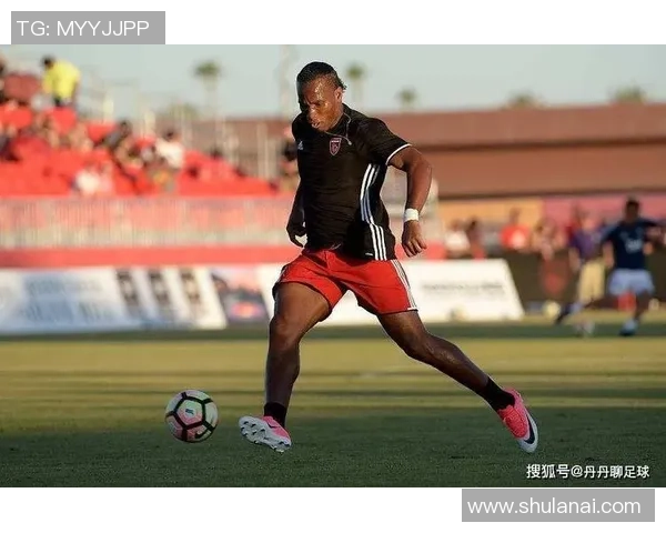 日本足球明星化身老人展现人生智慧与运动激情的完美结合